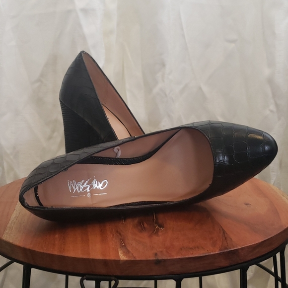 SALE 🖤👠Black Snake Print Block Heels - Picture 3 of 8